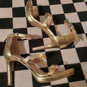 NEW~Kelly & Katie Litton Gold Metallic Scalloped Strappy Platform Heel sz 7.5